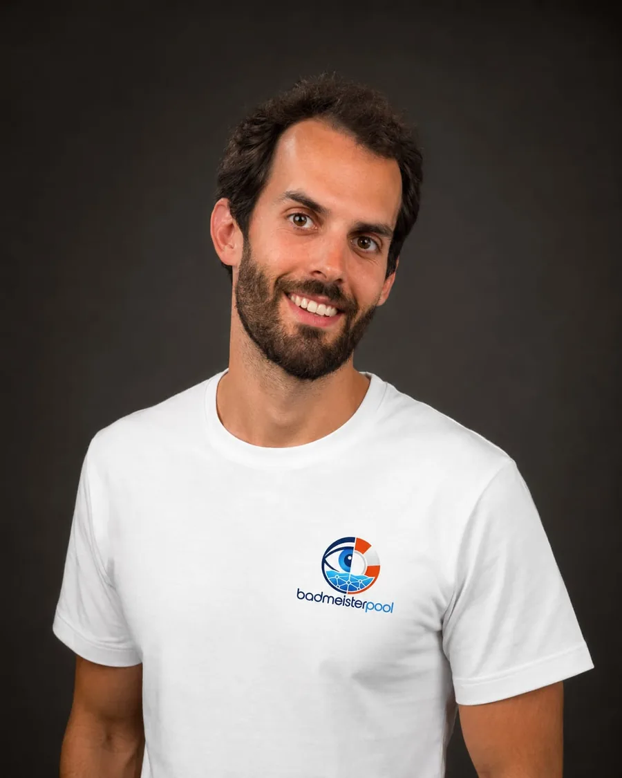Felix-Lukas Graf, Gründer von badmeisterpool.ch, im weissen Shirt mit dem Logo der Plattform